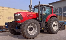 Large Farm Tractor HQ2004