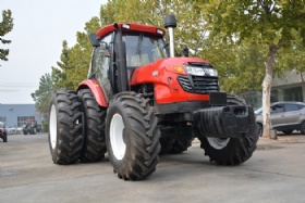 Large Farm Tractor HQ2604